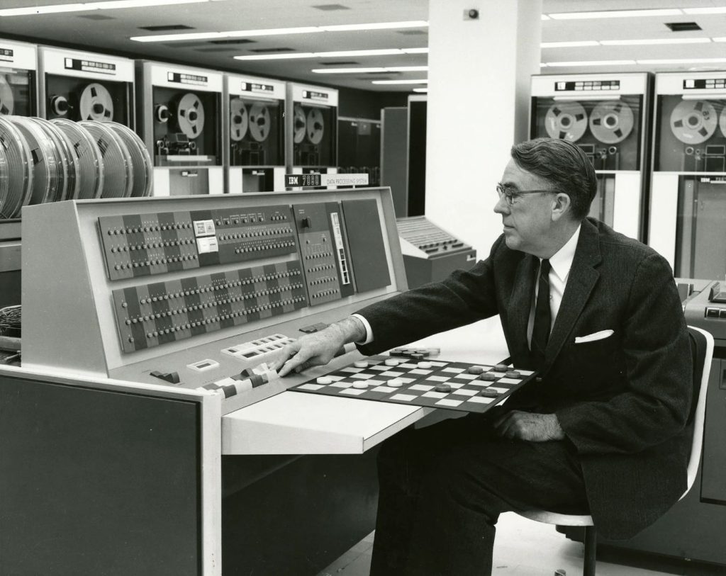 آرتور ساموئل در حال بازی چکرز با کامپیوتر IBM 701، نخستین نمایش عمومی یادگیری ماشین در تاریخ