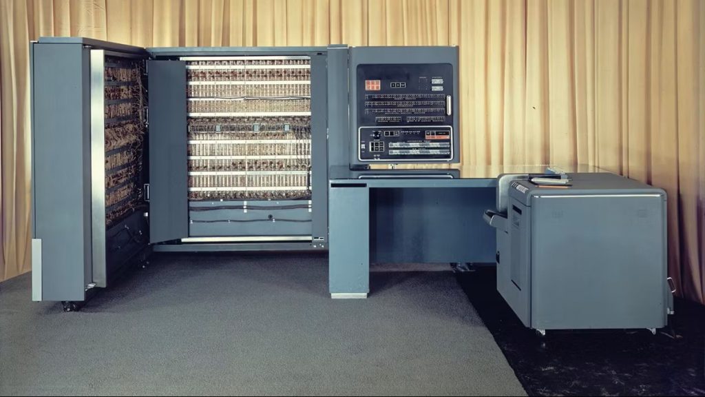 تصویر تاریخی واحد کنترل تحلیلی الکترونیکی آیبیام ۷۰۱ (IBM 701) به همراه کنسول اپراتور و دستگاه کارتخوان در سال ۱۹۵۲، نخستین کامپیوتر علمی تجاری شرکت آیبیام.