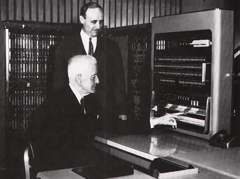 عکس تاریخی توماس واتسون سینیور بنیانگذار آیبیام و کاتبرت هرد در حال کار با کنسول رایانه IBM 701، نخستین کامپیوتر علمی تجاری دهه ۱۹۵۰ میلادی.