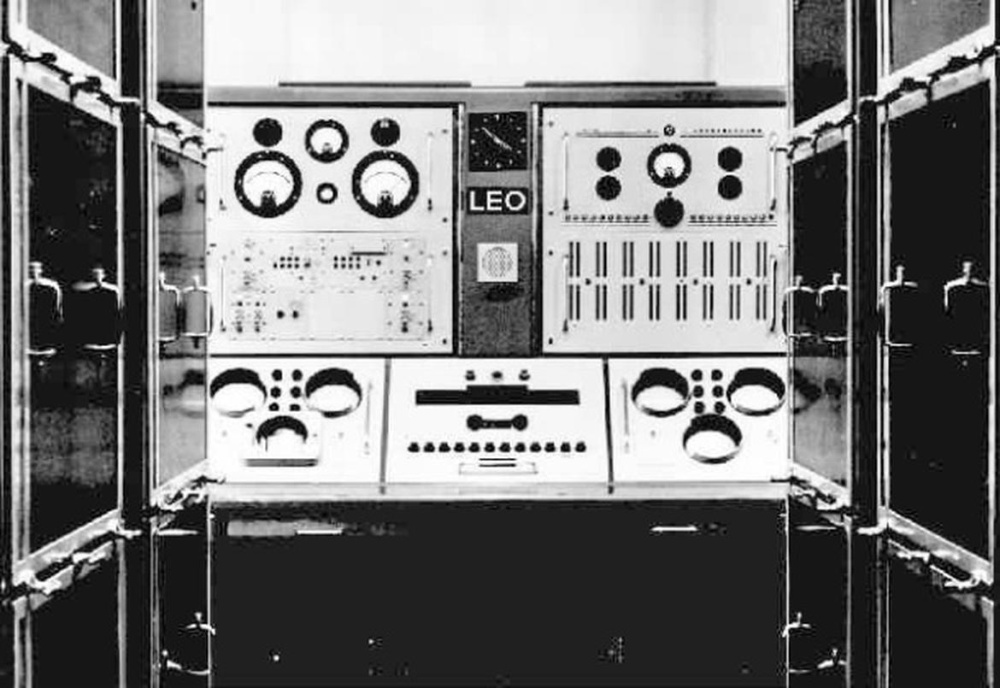 کامپیوتر EDSAC در حال استفاده در محیط دانشگاهی برای محاسبات علمی